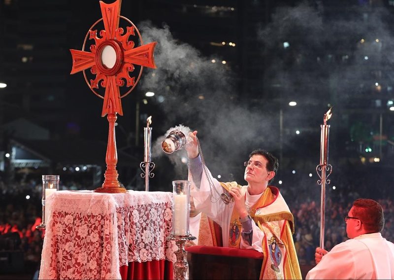Corno filma negro dotado macetando sua esposinha peituda - Milhares de pessoas celebraram o Senhor no XVIII Evangelizar Ã Preciso Fortaleza